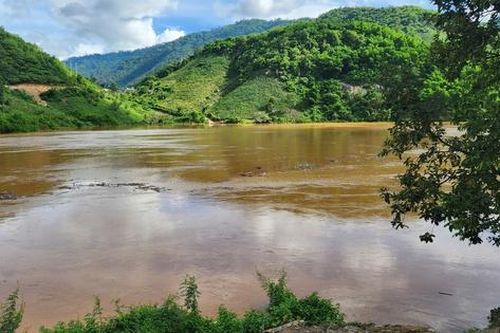 Người dân xã nghèo Thanh Hóa mòn mỏi chờ cầu nối sông Mã