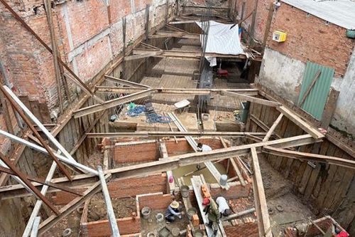 Dân kêu cứu vì nhà bị sụt lún do hàng xóm xây dựng công trình 'khủng'