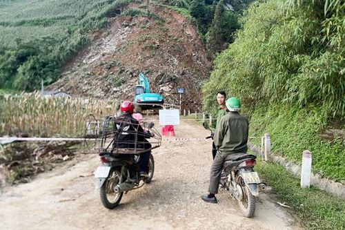 Công an xã Bắc Hà kịp thời cảnh báo người dân về khu vực sạt lở