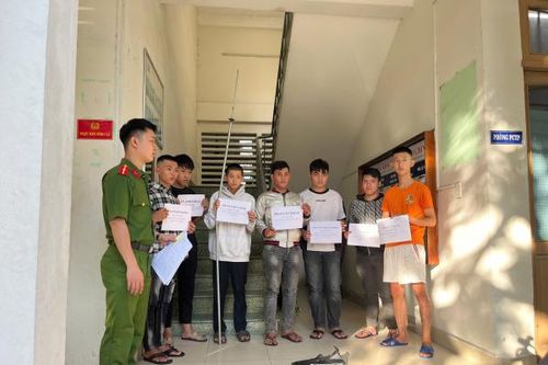 Nhóm thanh thiếu niên mang hung khí hành hung người đi đường