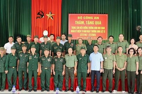 Bộ Công an thăm, tặng quà Trung tâm điều dưỡng thương binh Nho Quan