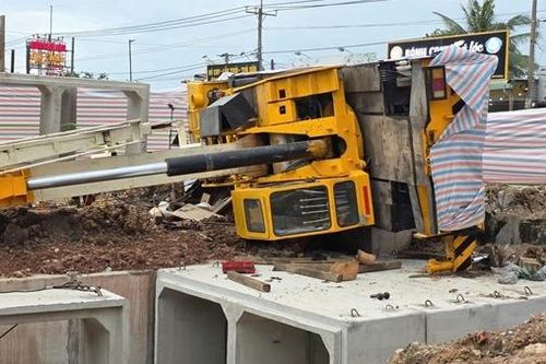 Cần cẩu công trình cầu vượt cao tốc đè một công nhân tử vong