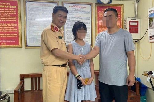 Gia đình xúc động khi được CSGT Hà Nội giúp đỡ đưa bé gái đi lạc trở về an toàn