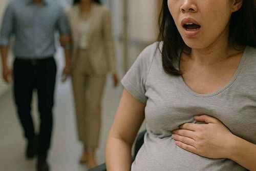 Tôi chuyển dạ, chồng dắt theo một người phụ nữ lạ vào phòng sinh và sự thật khiến tôi bật khóc