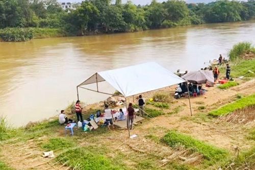 Xót xa: Bé trai 8 tuổi trượt chân rơi xuống sông ở Thái Nguyên, cố bơi ngửa trước khi mất tích
