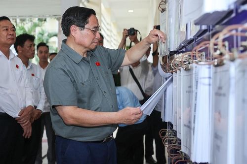 Thủ tướng yêu cầu Chủ tịch tỉnh kiểm tra, chấn chỉnh tình trạng 'cò làm giấy tờ'