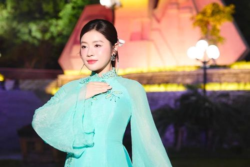 Sao mai Thu Hằng nghẹn ngào hát tri ân anh hùng liệt sĩ tại Nghĩa trang Đường 9