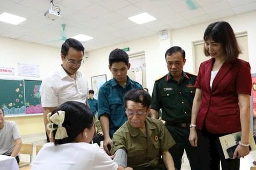 Hoàn Kiếm: Tặng quà, khám chữa bệnh, tri ân các gia đình thương binh, liệt sĩ