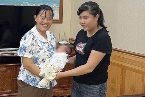 Tập thể dục buổi sáng, phát hiện bé trai gần tháng tuổi bị bỏ rơi ở cạnh mộ