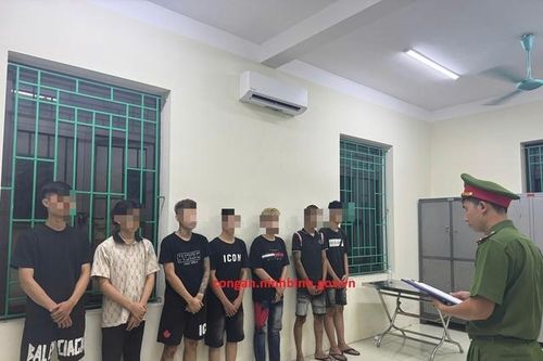 Khởi tố nhóm thanh niên chửi bới, ném vỏ chai vào xe ô tô đang lưu thông