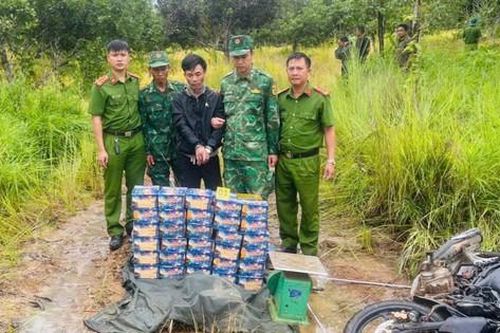 Bắt hai đối tượng đang chở pháo lậu từ Campuchia về Việt Nam