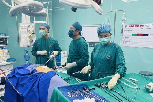 Thiếu niên 13 tuổi bị dây sắt đâm xuyên bụng gây thủng ruột non, ruột già