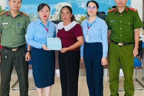 Tuyên Quang: Công an hỗ trợ người dân trả lại 500 triệu đồng tiền chuyển khoản nhầm