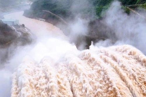 Yêu cầu đóng hai cửa xả đáy hồ thủy điện Hòa Bình