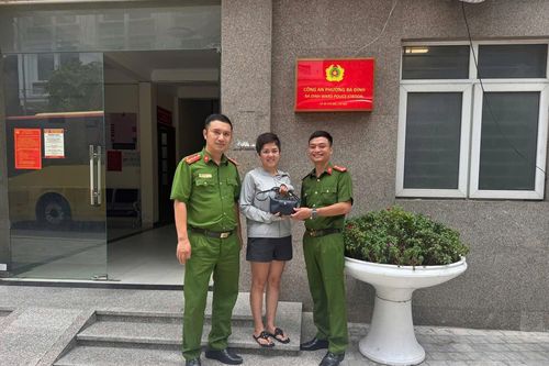 Công an phường Ba Đình trả lại tài sản cho người dân đánh rơi