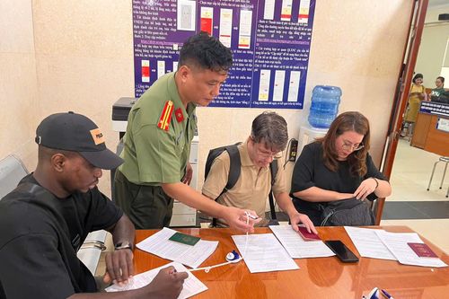 Nhiều người nước ngoài bày tỏ sự hài lòng với tinh thần trách nhiệm của Công an phường Ô Chợ Dừa