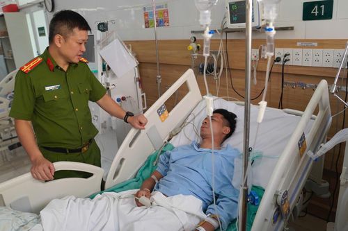 Thăm hỏi, động viên chiến sỹ bị ngạt khói trong vụ cháy nhà kho phường Tương Mai