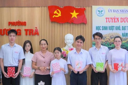 Đà Nẵng: Trao thưởng học sinh đạt kết quả cao kỳ thi tốt nghiệp THPT năm 2025