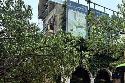 Công an Hà Nội kịp thời hỗ trợ người dân trong mưa dông