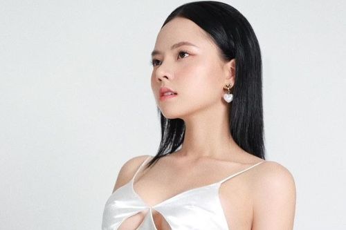 Các em xinh 'chân chạm đất' sau khi bị bỏ lại