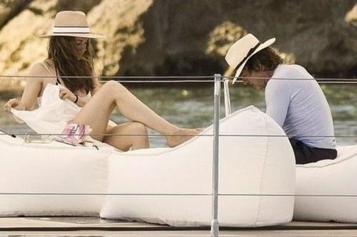 Tom Cruise hẹn hò gây bàn tán