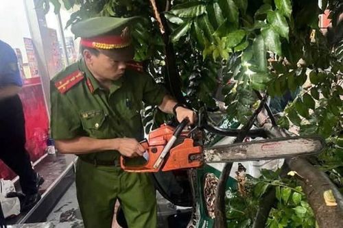 Công an Hà Nội kịp thời hỗ trợ người dân trong mưa dông