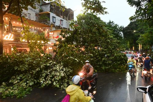 Vì sao bão chưa vào, Hà Nội và loạt tỉnh miền Bắc đã mưa dông mạnh?