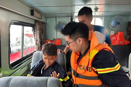 Tổ chức cấp cứu, điều trị kịp thời nạn nhân bị lật tàu du lịch ở Quảng Ninh
