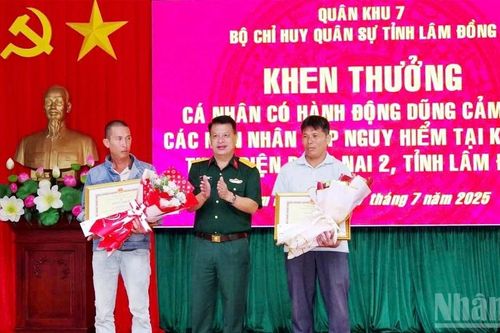 Khen thưởng hai người cứu 3 nạn nhân mắc kẹt giữa dòng nước lũ tại Lâm Đồng
