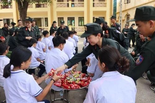 Hội phụ nữ Cảnh sát Cơ động trao tặng yêu thương, chung tay hành động