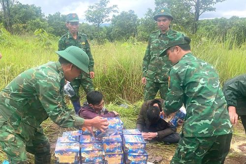 Mật phục bắt pháo lậu
