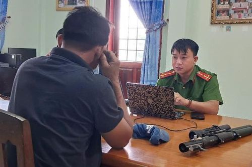 Nhặt được vũ khí giao nộp Công an