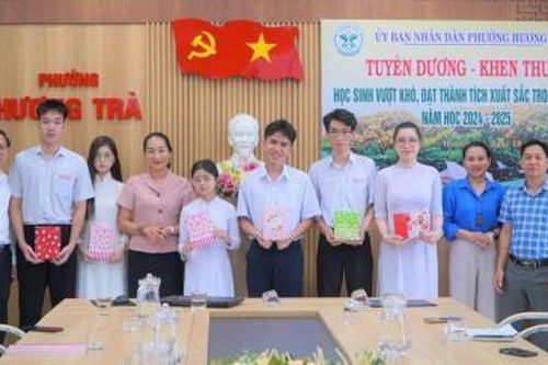 Phường Hương Trà khen thưởng học sinh vượt khó, đạt thành tích cao trong kỳ thi tốt nghiệp THPT 2025