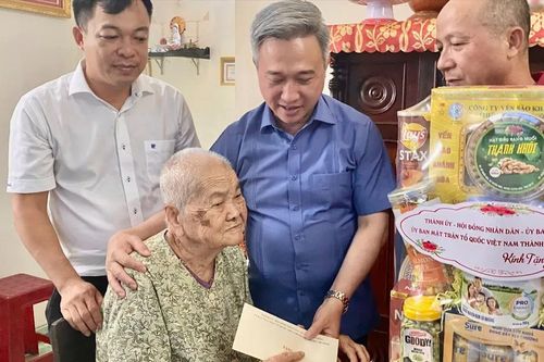 Phó Bí thư Thành ủy TPHCM Đặng Minh Thông thăm người có công tại xã Hòa Hội và Bàu Lâm