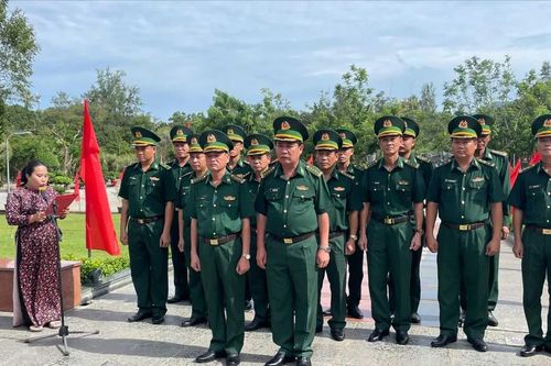 Ban Chỉ huy BĐBP TPHCM viếng Nghĩa trang Hàng Dương