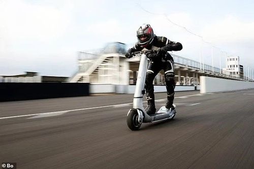 Lý do khiến xe scooter điện nhanh nhất thế giới gây lo ngại ở Anh