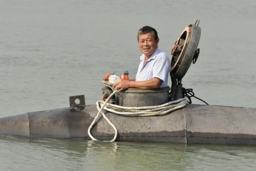 Nông dân 60 tuổi tự chế tàu ngầm 5 tấn, lặn sâu tới 8 mét