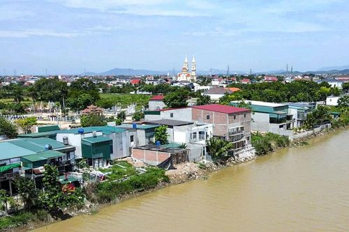 Loạt nhà xây trái phép trên hành lang kênh Vách Bắc ở Nghệ An