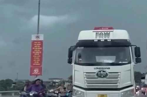 Đoàn ô tô che chắn giúp các xe máy qua cầu trong mưa dông tại Tuyên Quang