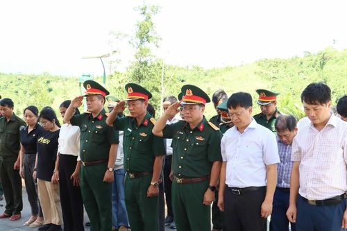 Lãnh đạo Quân khu 4 và TP Huế dâng hương tri ân liệt sĩ hy sinh trên tuyến đường 71