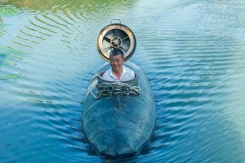 Nông dân Trung Quốc gây sốt với tàu ngầm tự chế dài 7 mét