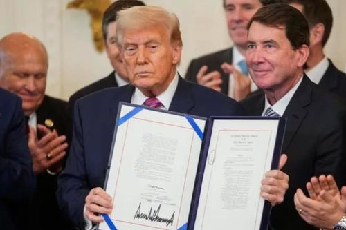 Tổng thống Mỹ Trump ký luật stablecoin, mở đường cho tiền điện tử
