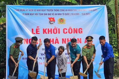 Ngôi nhà nhân ái trao tặng ông bố một mình nuôi 6 người con