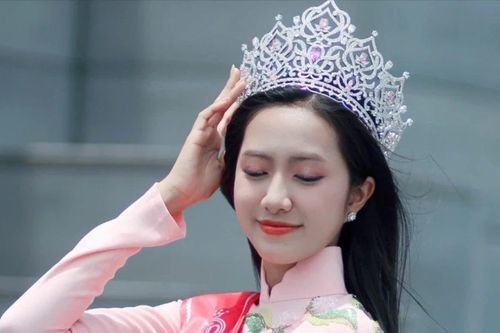 Hoa hậu Hà Trúc Linh thả dáng với áo dài ở Ghềnh Đá Đĩa, tháp Nghinh Phong