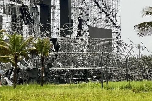 Mưa to, gió lớn làm sập sân khấu, siêu nhạc hội Superfest 2025 tại Quảng Ninh hoãn khẩn cấp