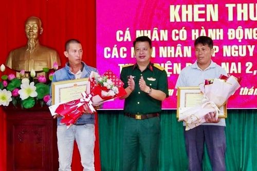 Lao thuyền vào dòng lũ dữ, hai người đàn ông cứu sống 3 mạng người giữa hồ thủy điện