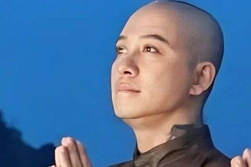 Tuấn Hưng xuống tóc trên đỉnh Yên Tử