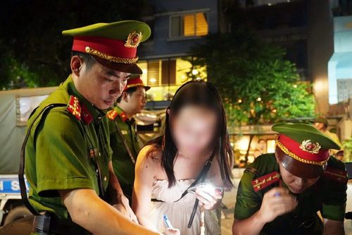 Nghe lời chủ quán, nhiều người ở Hà Nội sững sờ vì bị xử phạt