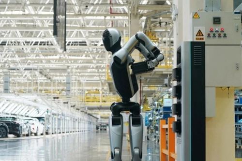 Trung Quốc gây sốc với robot hình người biết tự thay pin đầu tiên trên thế giới
