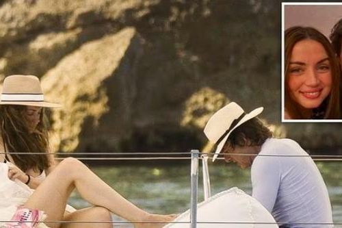Tom Cruise và bạn gái sexy kém 26 tuổi tình tứ trên du thuyền